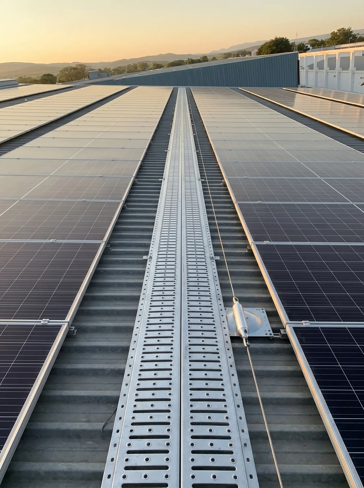 Pasillo técnico recto a lo largo de una cubierta industrial con paneles solares